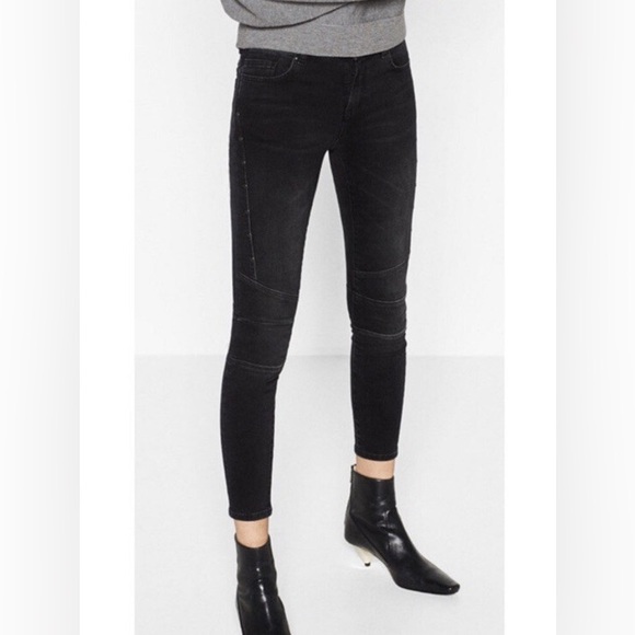 Zara Denim - Stylish Distressed Black Jeans with Zipper Details Zara size 6